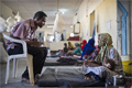 Σομαλία: Βοήθεια σε τραυματίες έπειτα από σφοδρές συγκρούσεις © Sven Torfinn