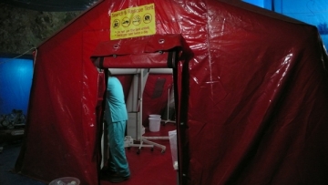 Η είσοδος του αυτοσχέδιου νοσοκομείου των MSF που στήθηκε μέσα σε μία σπηλιά