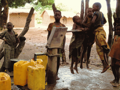 Παιδιά αντλούν νερό